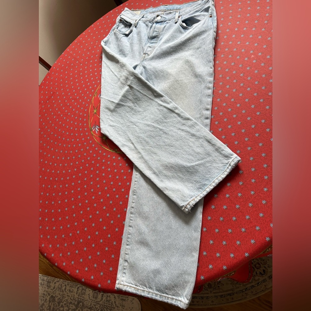 Levi’s women’s Lo Pro style light denim size 31